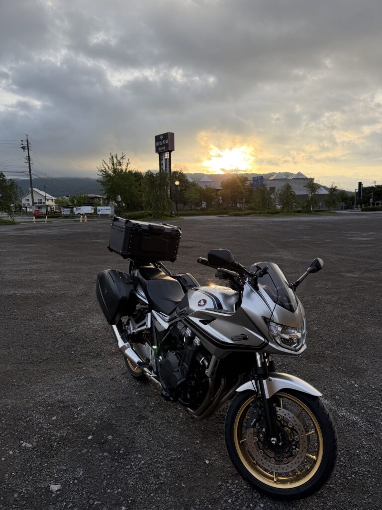 諏訪大社駐車場に停めたCB1300SB
