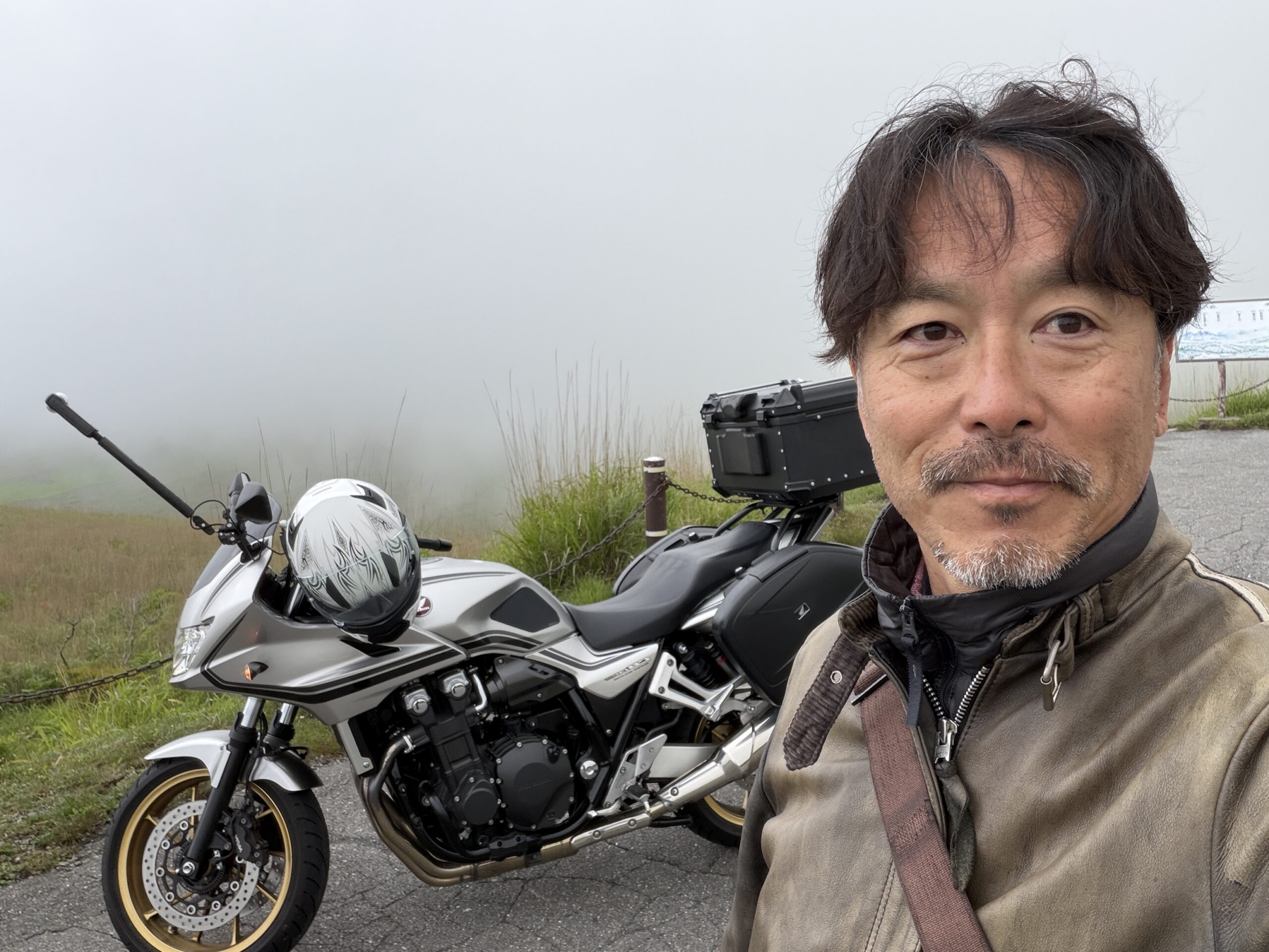 白樺湖でCB1300SBとともに立つ富永大祐